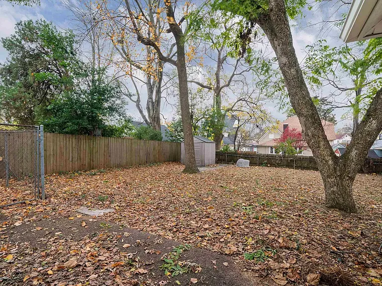 2097 Linden Ave — Photo 18