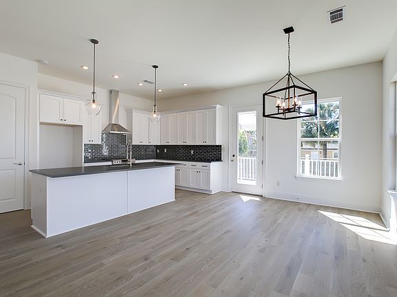 4th image of 18 Charlotte Dr