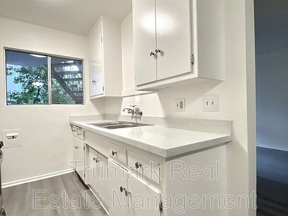 4th image of 585 E Washington Blvd #11