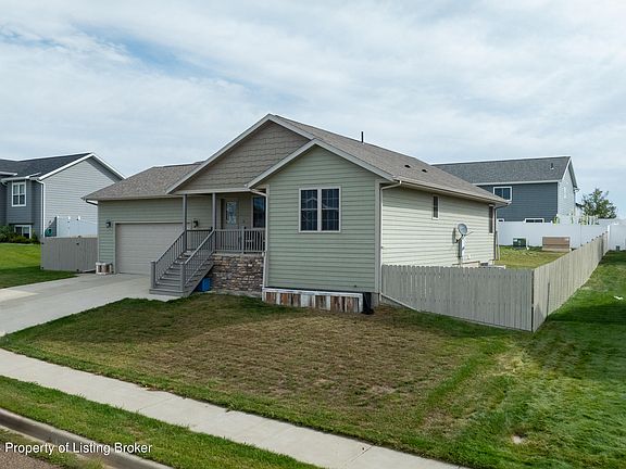 3rd image of 2610 Country Oak Dr