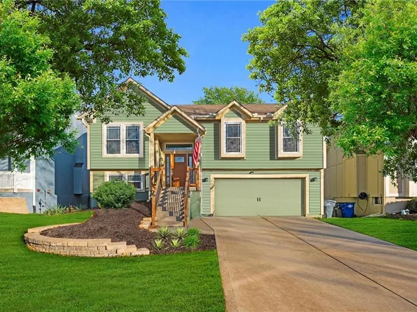 1016 N Crest Dr, Olathe, KS 66061