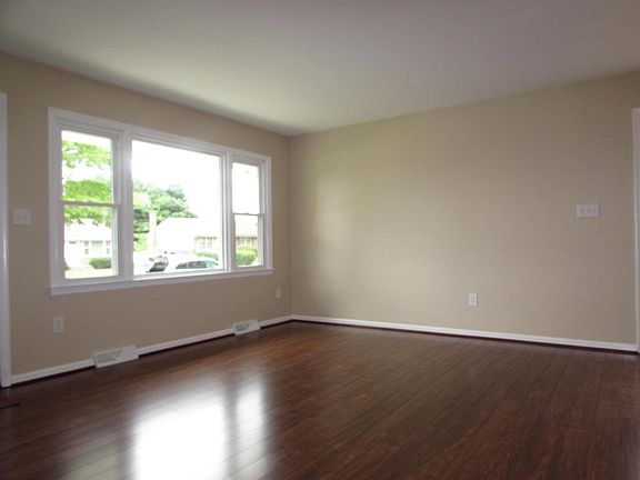 2nd image of 4737 Golfview Dr NE