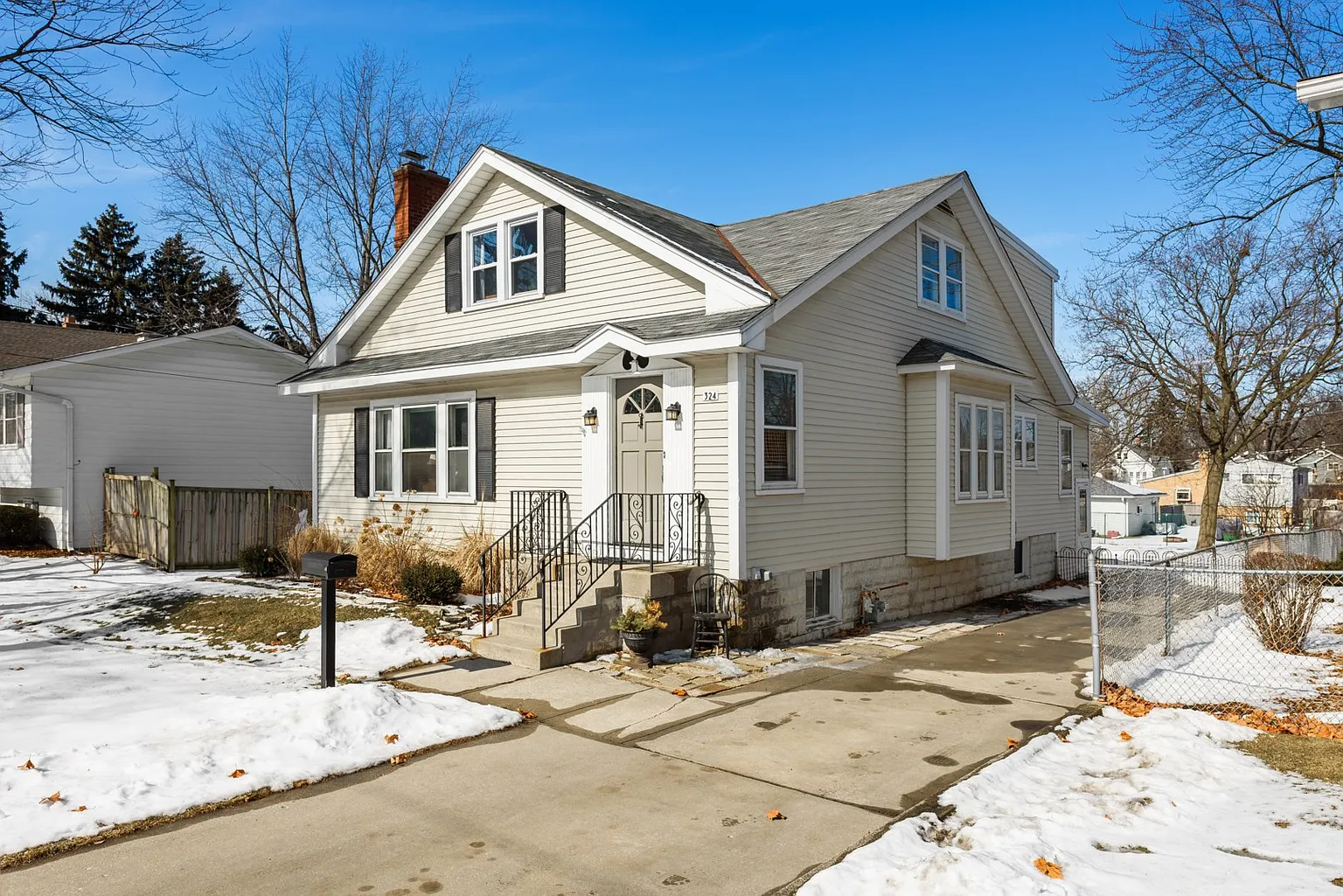 324 W Greenfield Ave photo 1