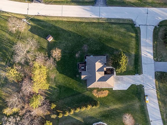 3rd image of W272N387 Hilltop DRIVE
