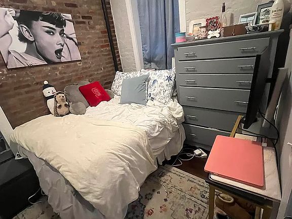 3rd image of 120 1/2 1st Ave APT 2