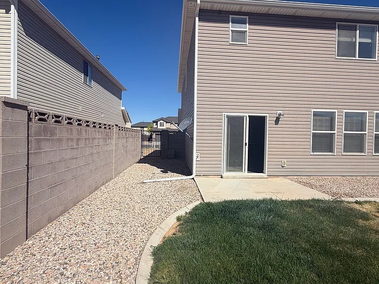 2710 N Clark Pkwy — Photo 16