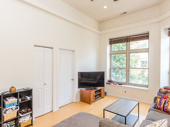 4th image of 1342 N Claremont Ave APT 3F