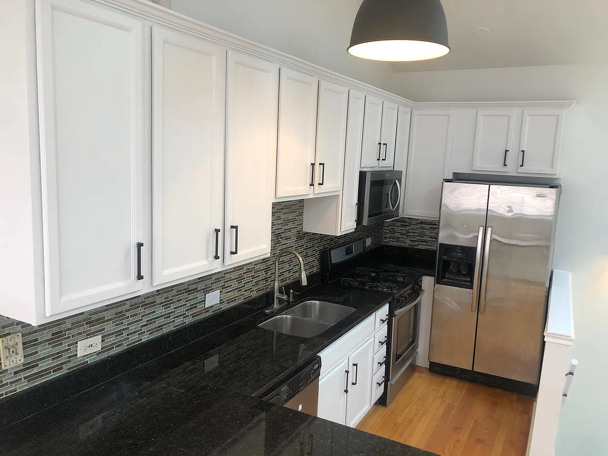 Kitchen - 122 S Leavitt St #3