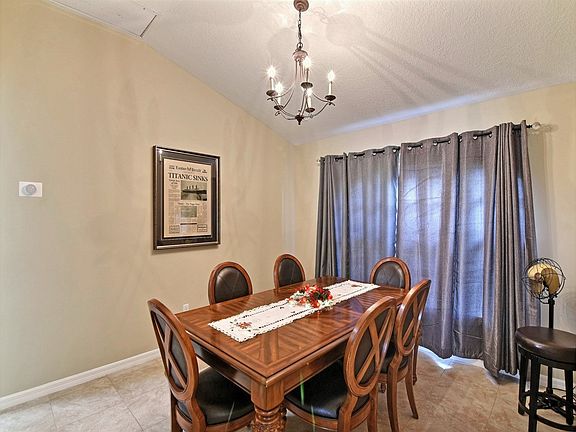 4th image of 990 Southlakes Way SW