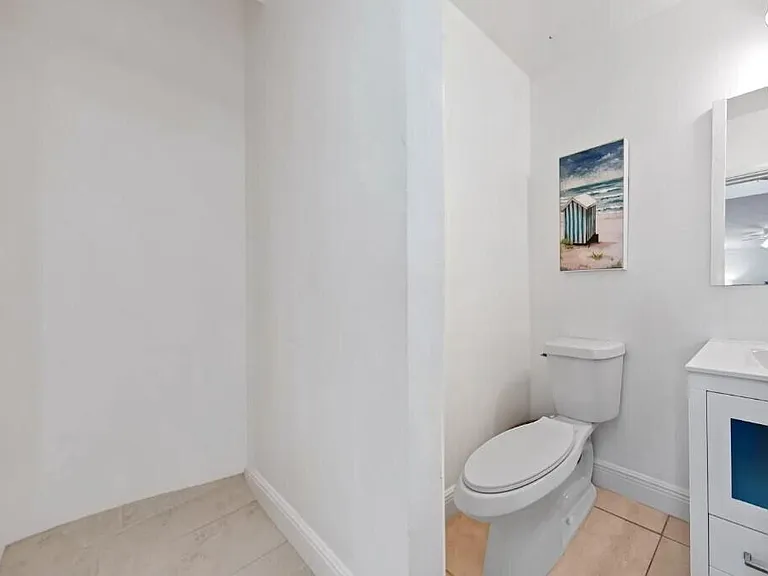 941 Ocean Dr — Photo 9