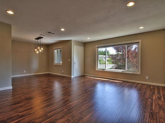 4th image of 22659 Sierra Ave