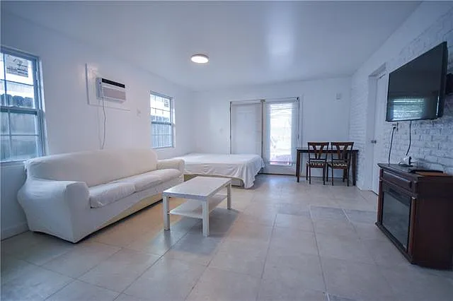 1015 Roselawn St — Photo 22