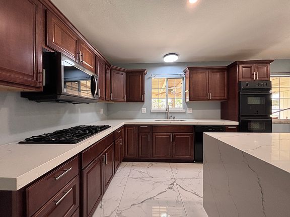 3rd image of 4422 Bennett Dr