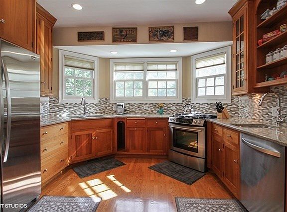 Bright kitichen with plenty of natural light and space to prepare meals, great for entertaining!