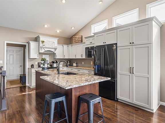 5th image of 255 Cambridge Way