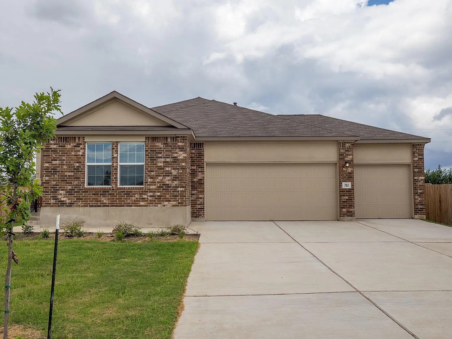 4 bed, 2.0 bath, 2017 sqft, $2,150 — Photo 2