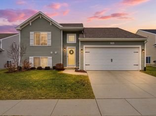 2744 Sycamore River Dr, Fowlerville, MI 48836