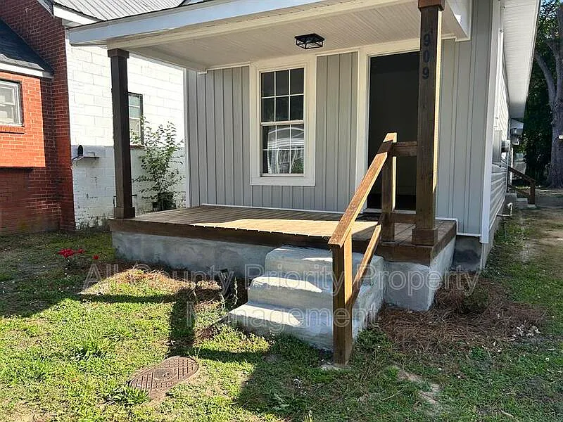 2 bed, 1.0 bath, $1,025 — Photo 1