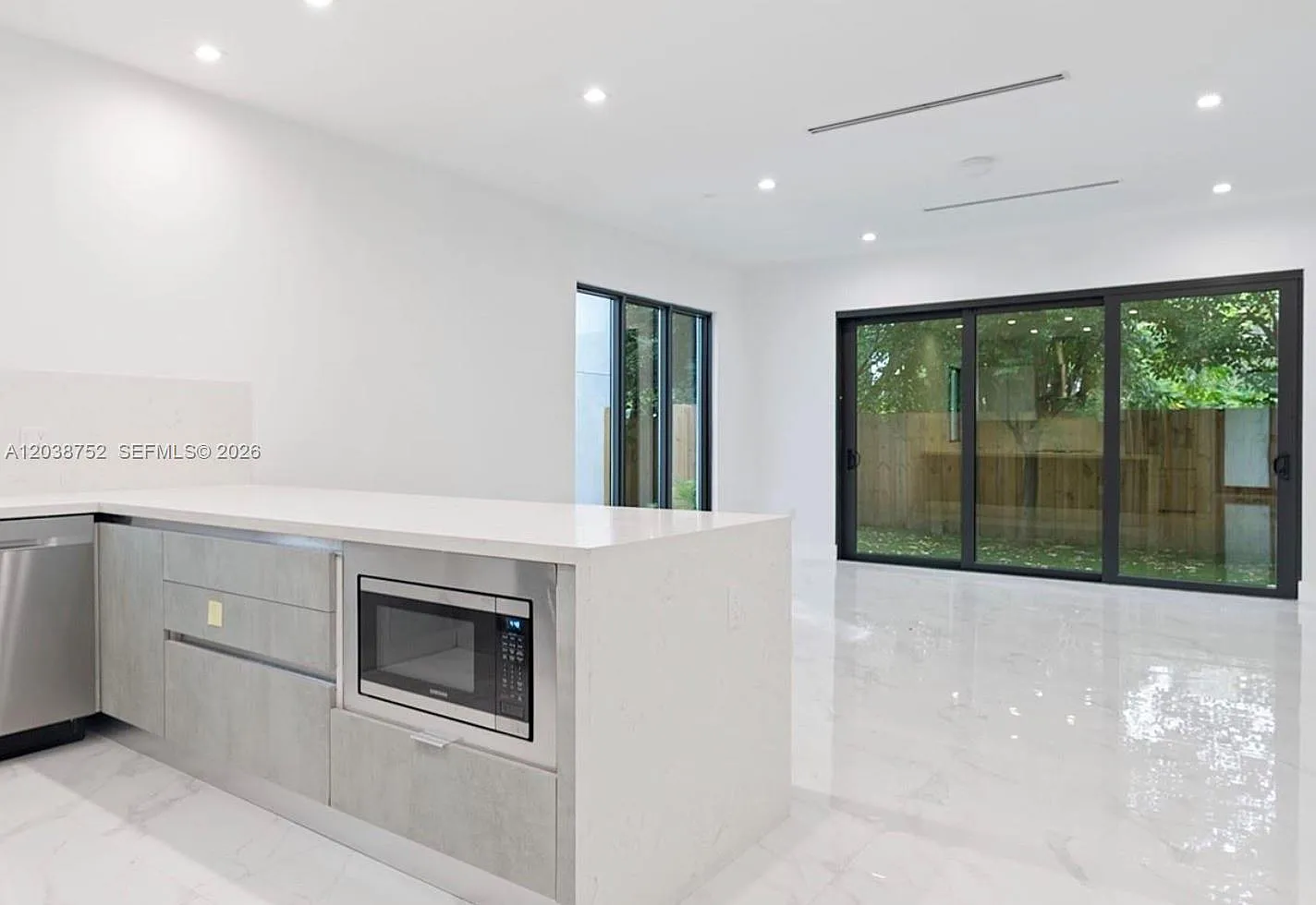 3 bed, 2.5 bath, 1535 sqft, $8,900 — Photo 4