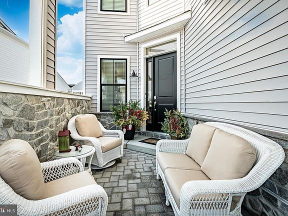 2nd image of 923 Stable Way