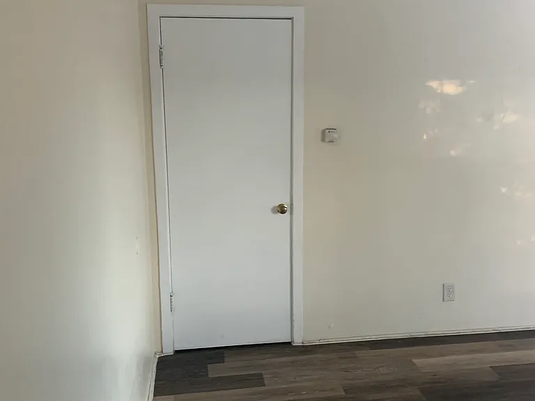 Updated 2 Bedroom in Nob Hill with Garage & Balcony — Photo 22
