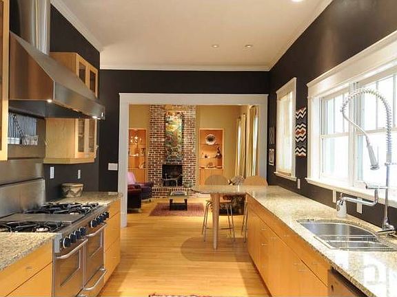 Kitchen w/ breakfast bar