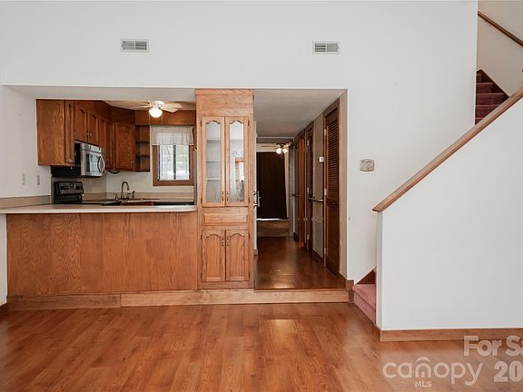 5th image of 100 Willow Run Dr APT 17