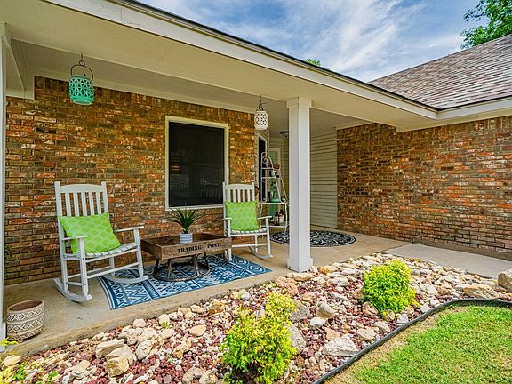 2nd image of 609 Oak Hollow Dr