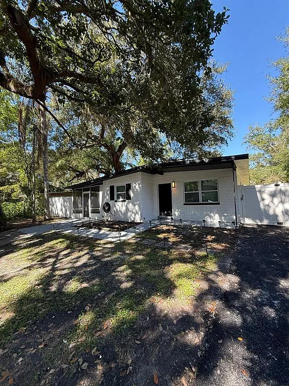 3 bed, 1.0 bath, 1017 sqft, $2,100 — Photo 2