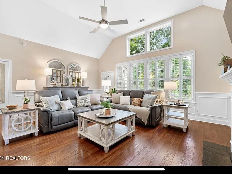 437 Chapel Grove Ln — Photo 3