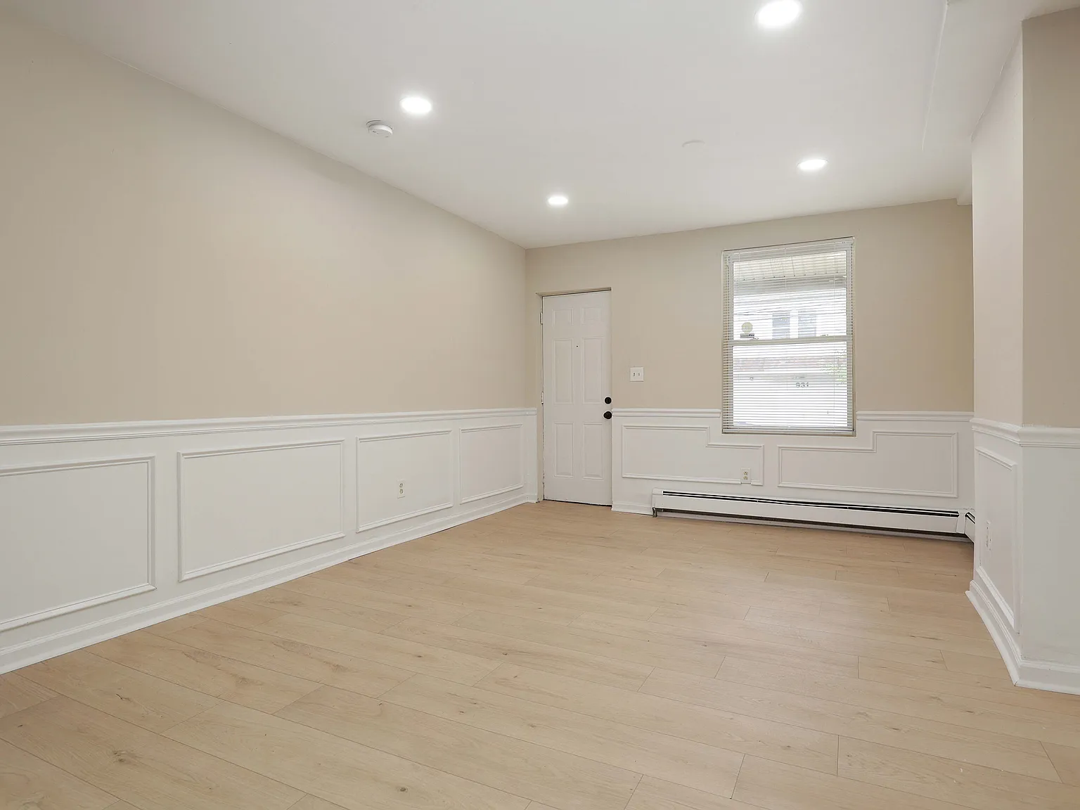 4 bed, 1.5 bath, 1048 sqft, $2,100 — Photo 2