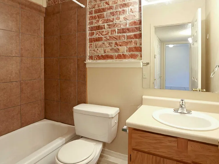 South Creekside Apartments — Photo 5