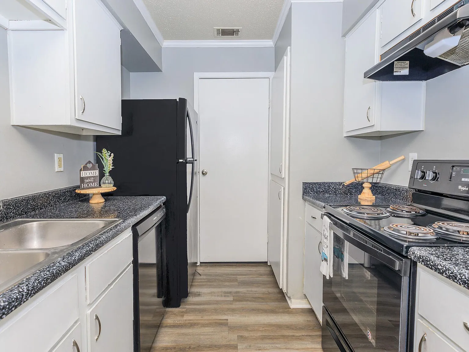 Sunridge Apartments — Photo 1