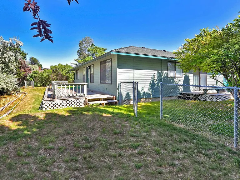 2436 Hillcrest Way — Photo 9