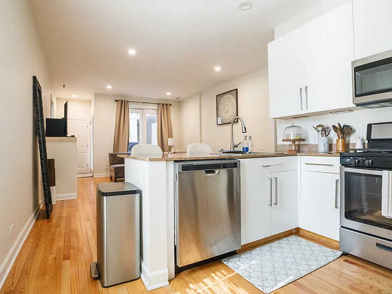 2451 N Clybourn Ave #8 — Photo 8