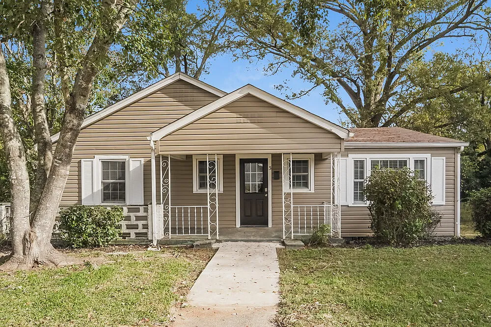3 bed, 1.0 bath, 1270 sqft, $1,790 — Photo 1
