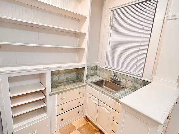 5th image of 1537 Hyde St