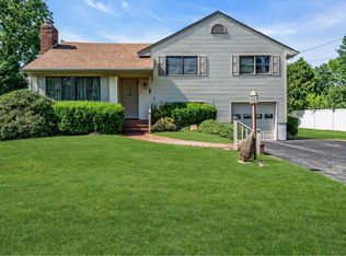 11 Rupert Pl, Melville, NY 11747
