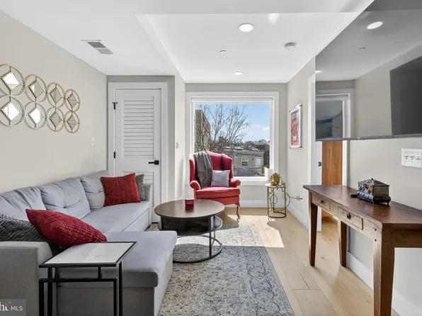 919 12th St NE #305, Washington, DC 20002