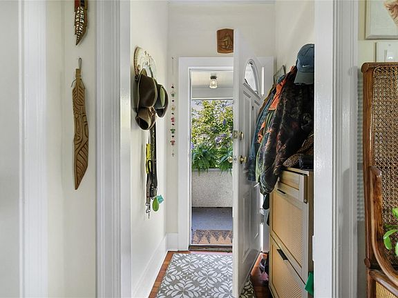 4th image of 633 Prideaux St