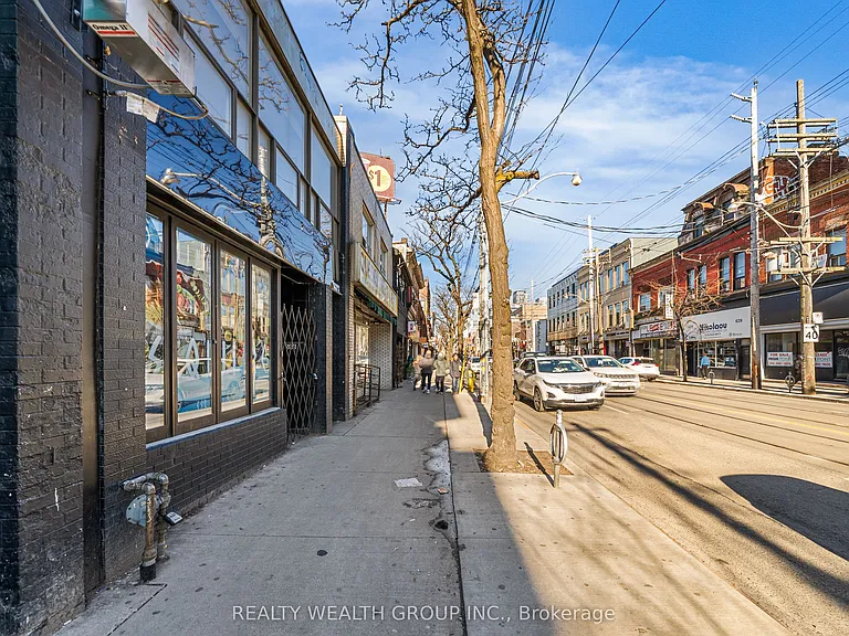 566 Queen St W — Photo 4