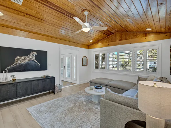 536 35th Ave NE, Saint Petersburg, FL 33704