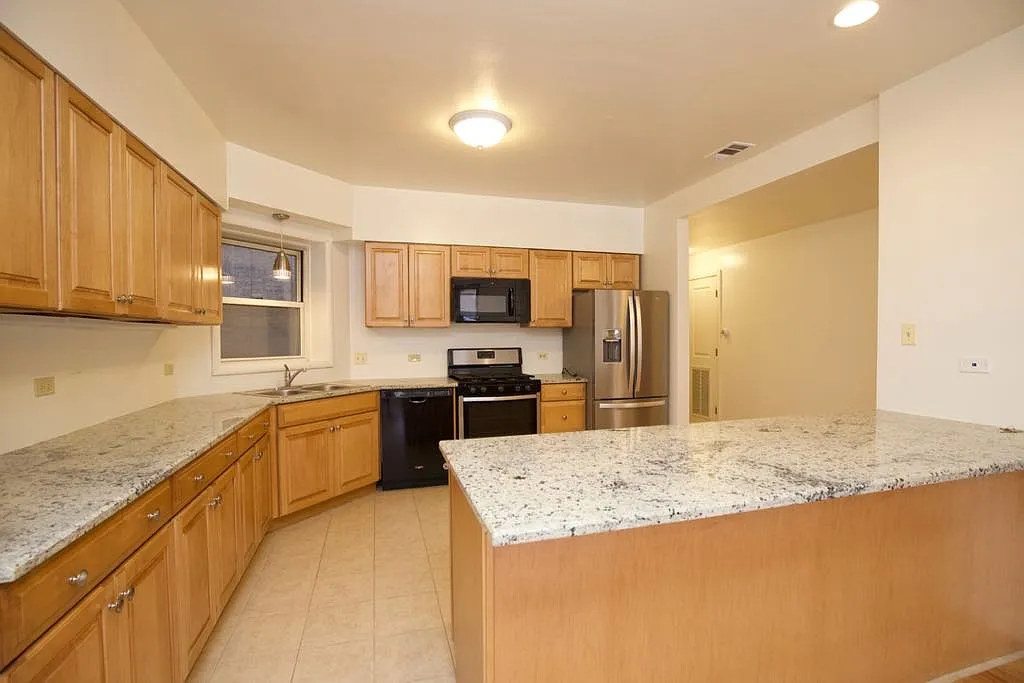 Phenomenal 4 Bed, 2 Bath at Sheridan + Columbia (Rogers Park) — Photo 3