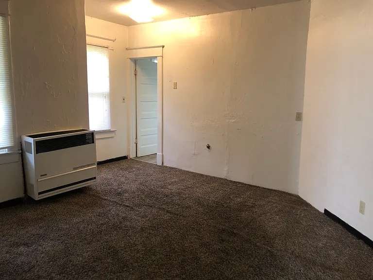 405 NE Campus St #4 — Photo 7