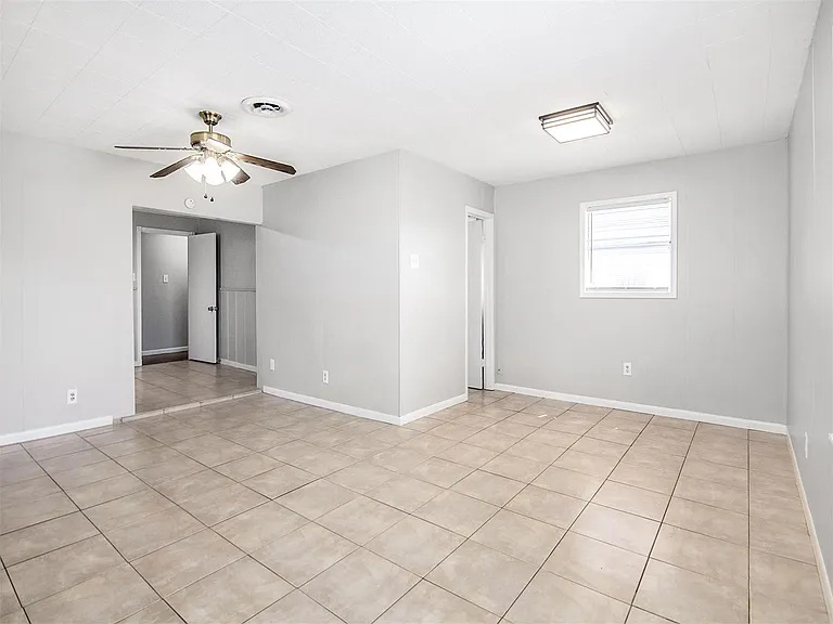 2215 Silverbonnet St — Photo 8