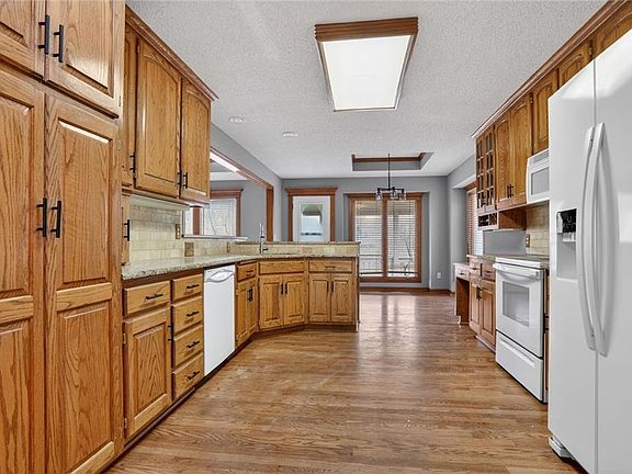 5th image of 7412 N Prospect Ave