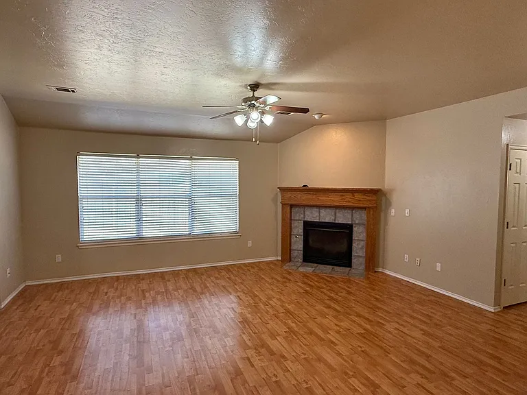 800 Blake Ct — Photo 2