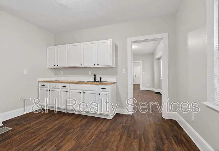 926 W 32nd St — Photo 16