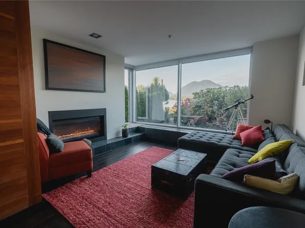 368 Main St #102, Tofino, BC V0R 2Z0