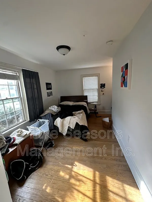 3 bed, 1.0 bath, 1000 sqft, $3,300 — Photo 2